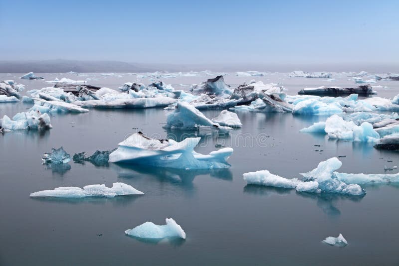Iceberg blu che galleggiano nel lagook glaciale di Jokulsarlon, Islanda