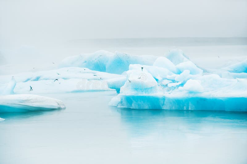 Iceberg blu nella laguna glaciale di Jokulsarlon, Islanda immagini stock libere da diritti Iceberg blu nella laguna glaciale di Jokulsarlon, Islanda immagini stock libere da diritti