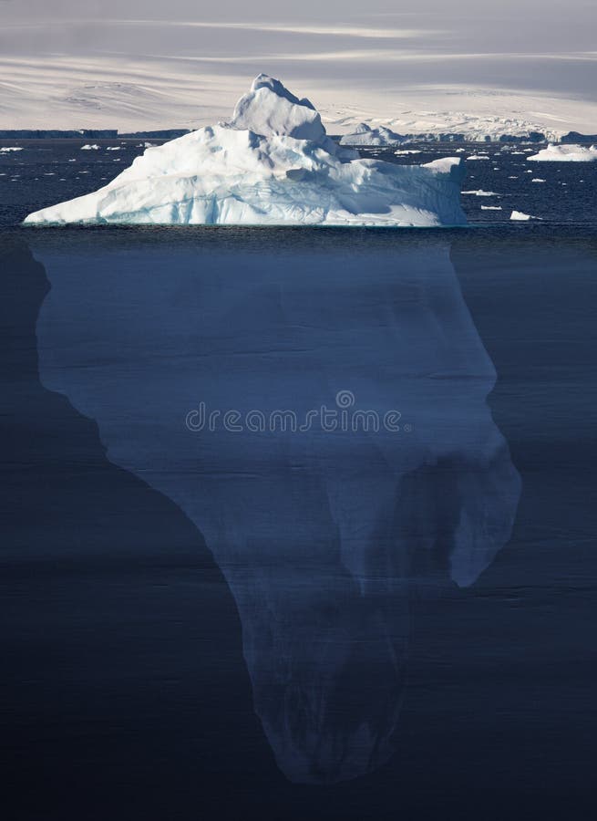Iceberg che mostra 90 per cento subacquei Iceberg che mostra 90 per cento subacquei
