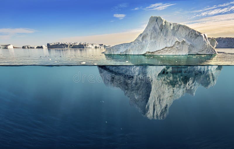 Iceberg com vista acima e subaquática