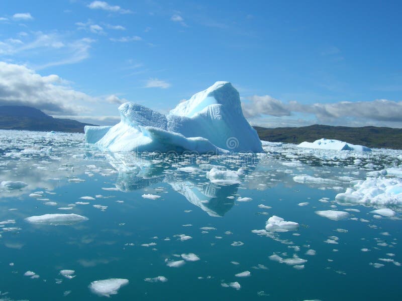 Iceberg de derretimento na costa de Greenland