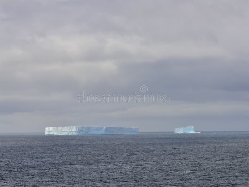 Iceberg enorme em Continente antárctico fotos de stock Iceberg enorme em Continente antárctico fotos de stock