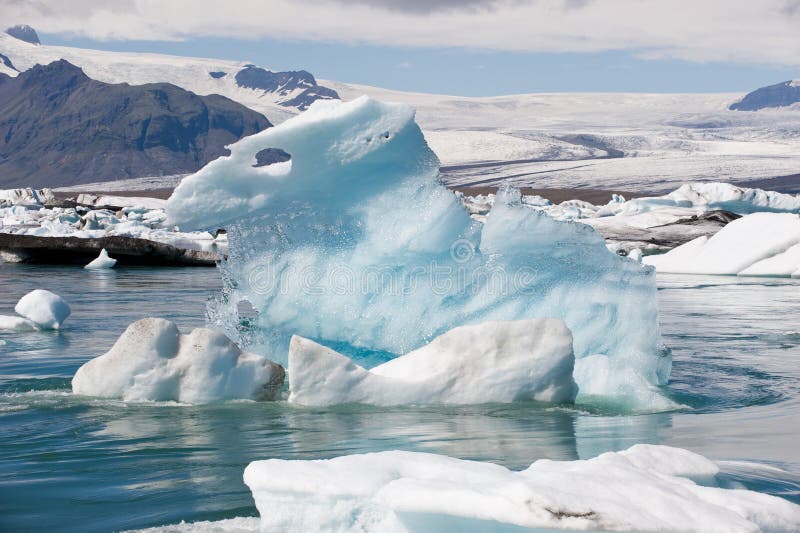 Iceberg flotante en la laguna Jokulsarlon, Islandia del hielo imagen de archivo libre de regalías Iceberg flotante en la laguna Jokulsarlon, Islandia del hielo imagen de archivo libre de regalías