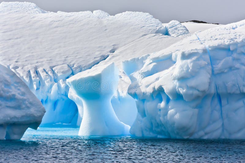 Iceberg énorme en Antarctique image libre de droits Iceberg énorme en Antarctique image libre de droits