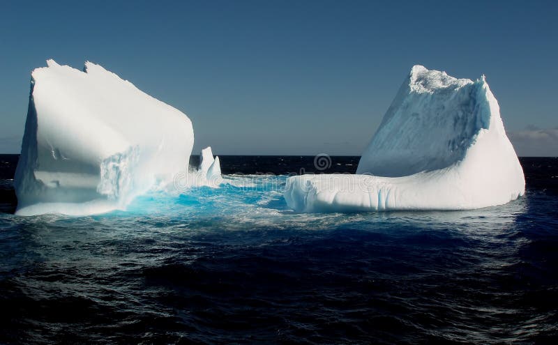 Icebergs dans l'océan photo stock Icebergs dans l'océan photo stock