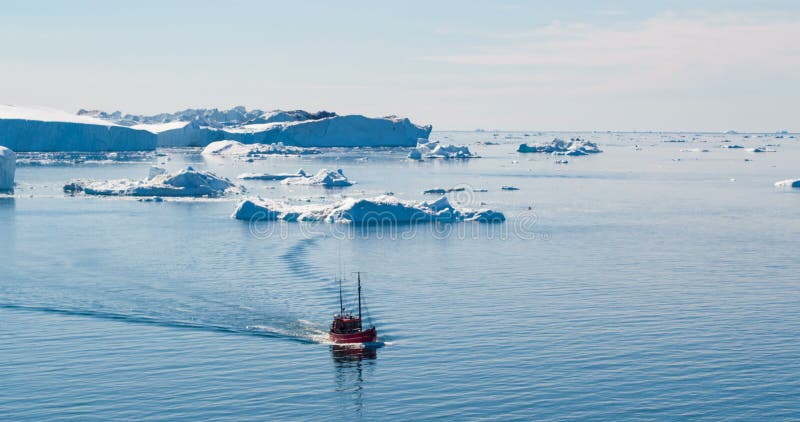 Icebergs e barca nel paesaggio dell'iceberg groenlandese, paesaggio dell'Iceberg, Ilulissat icefjord