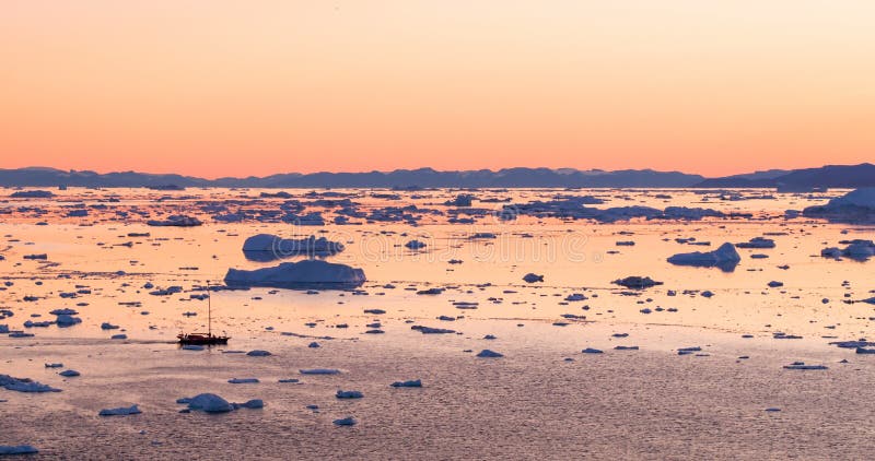 Icebergs e barca nel paesaggio dell'iceberg groenlandese, paesaggio dell'Iceberg, Ilulissat icefjord