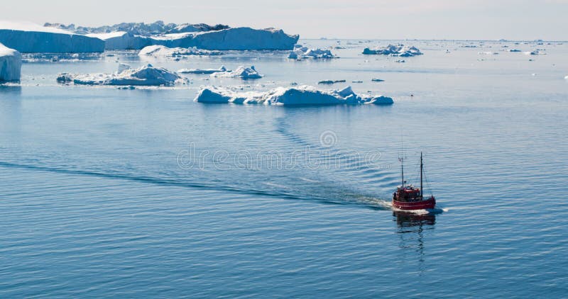 Icebergs e barca turistica nel paesaggio dell'iceberg groenlandese, paesaggio dell'Iceberg, Ilulissat icefjord