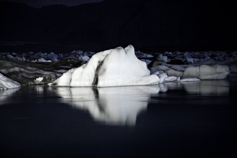 Glaciar por la noche jökulsárlón laguna islandia.