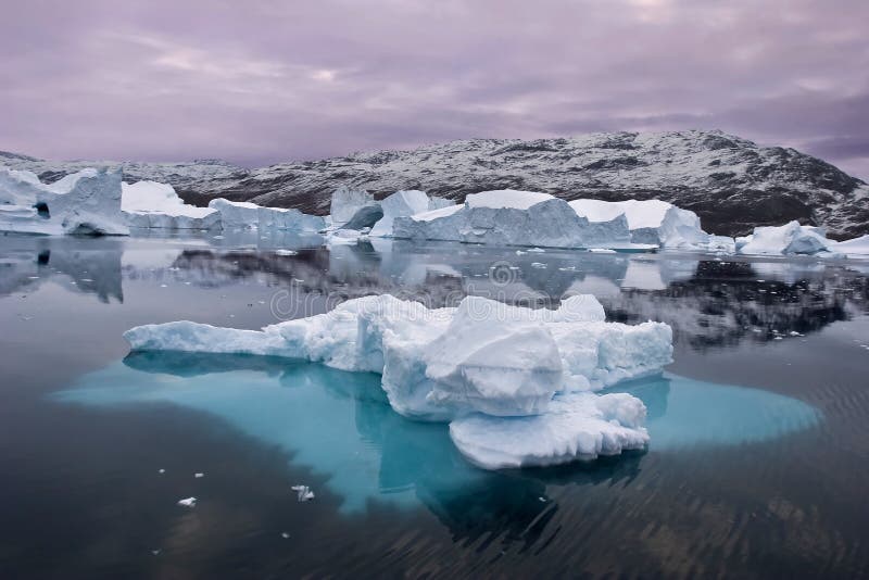 Icebergs que flotan en Groenlandia del este foto de archivo libre de regalías Icebergs que flotan en Groenlandia del este foto de archivo libre de regalías