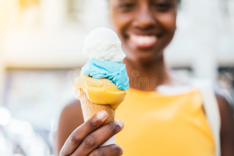 Icecream κρατώντας το χέρι μιας αγνώριστης αφρικανίδας στοκ φωτογραφίες