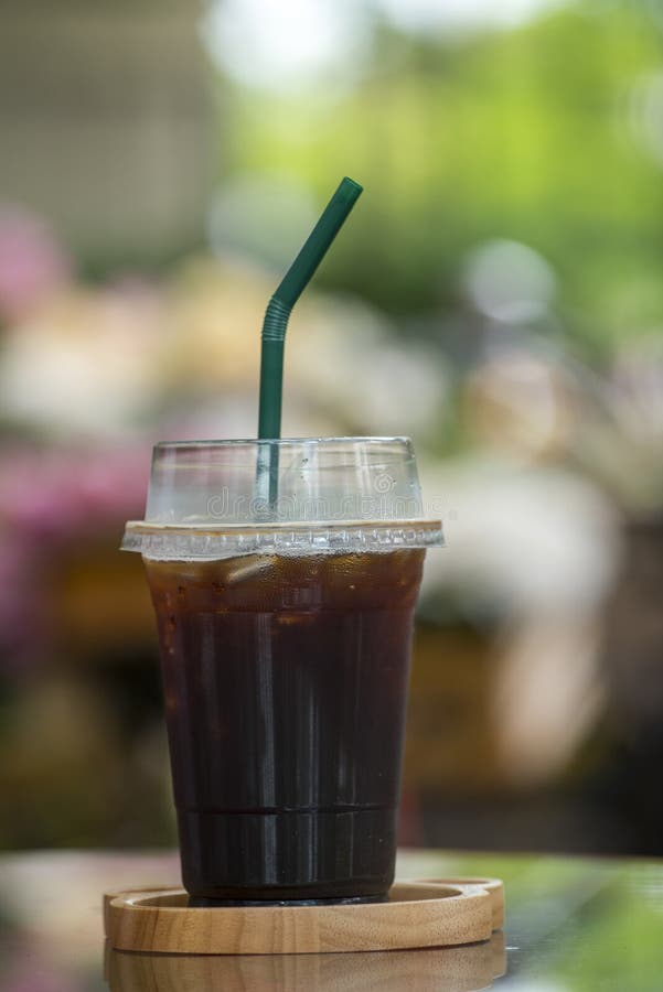 https://thumbs.dreamstime.com/b/iced-americano-coffee-take-home-plasttic-cup-glass-table-green-outdoor-background-184685412.jpg