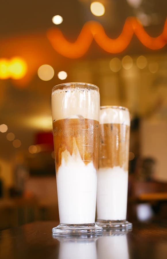 Iced kaffelatte med lampor på bakgrund fotografering för bildbyråer