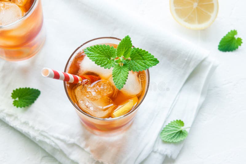 https://thumbs.dreamstime.com/b/iced-tea-lemon-mint-slices-ice-cubes-white-background-close-up-homemade-refreshing-summer-drink-94692702.jpg