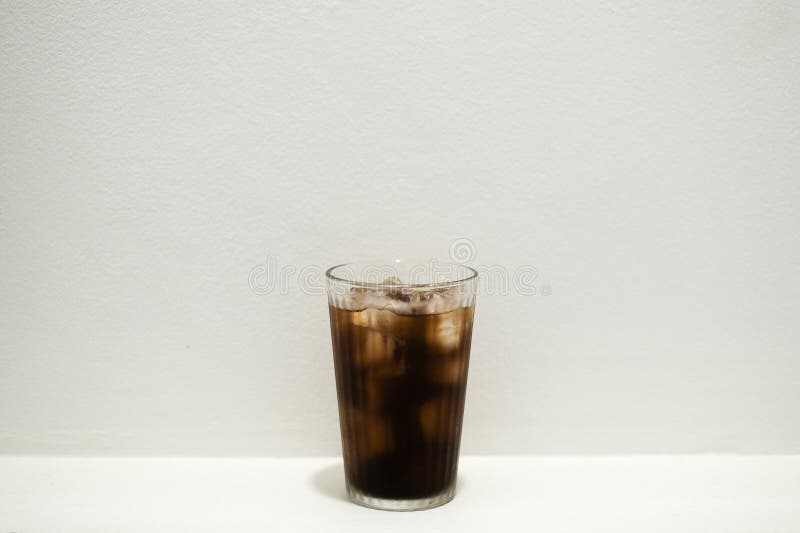 Iced кофе американо в высокий стакан с кубиками льда. стоковые изображения