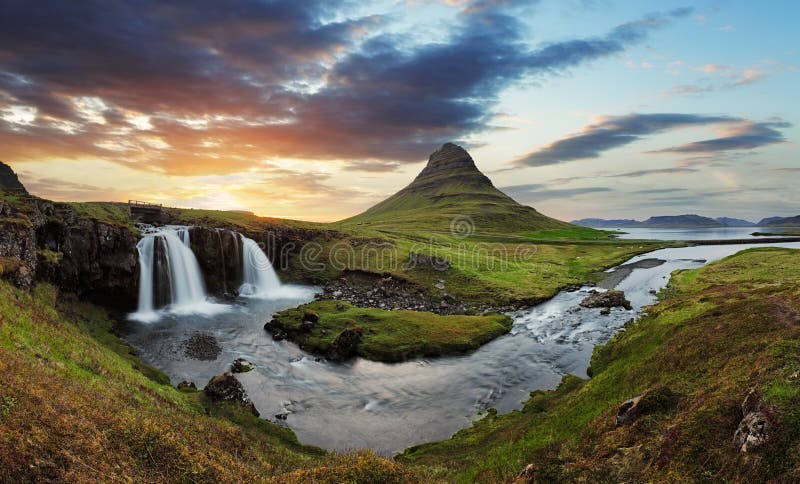 Iceland krajobraz z wulkanem i siklawą zdjęcie stock Iceland krajobraz z wulkanem i siklawą zdjęcie stock