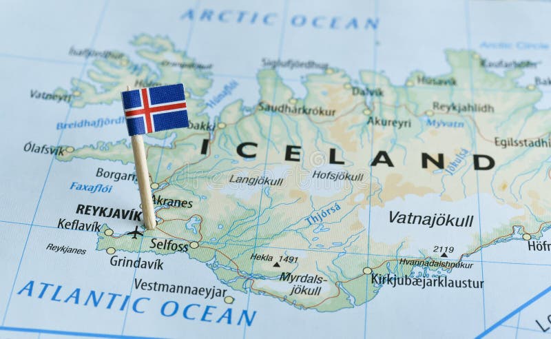 Detailní záběr Island vlajka pin na mapu.