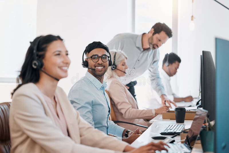 Ich liebe es, mit diesem Team zu arbeiten. ein gut aussehender junger Agent, der mit seinen Kollegen im Büro sitzt und seinen Comp lizenzfreies stockfoto