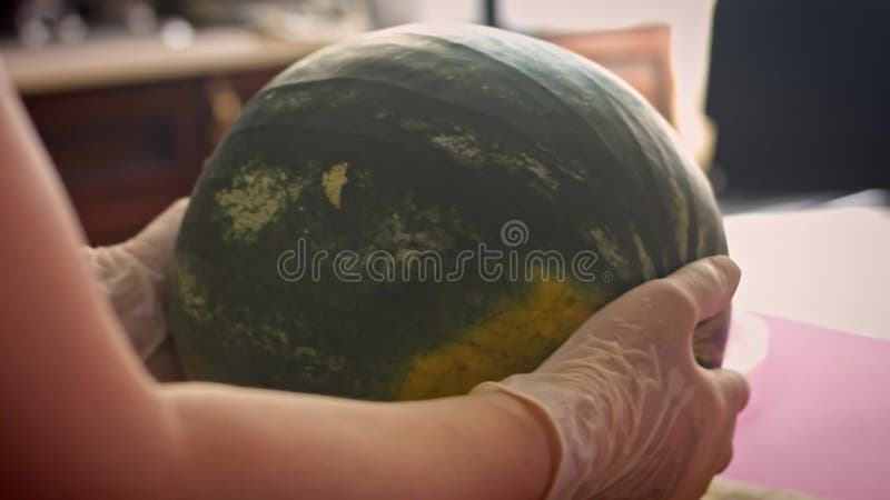 Ich schneide die Wassermelone. Ich mache Wassermelone in Form eines Korbes 4k Video stock video footage