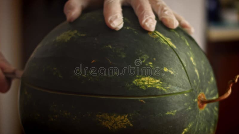 Ich schneide die Wassermelone. Ich mache Wassermelone in Form eines Korbes 4k Video stock video