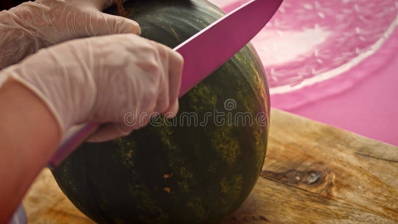 Ich schneide die Wassermelone. Ich mache Wassermelone in Form eines Korbes 4k Video stock video