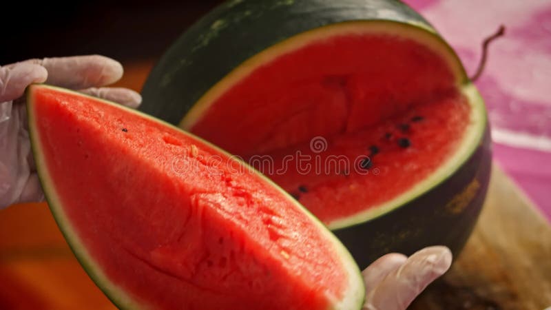 Ich schneide die Wassermelone. Ich mache Wassermelone in Form eines Korbes 4k Video stock video footage