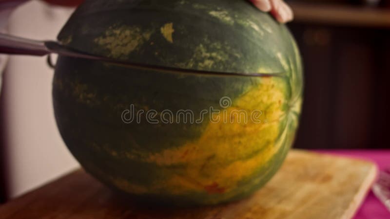 Ich schneide die Wassermelone. Ich mache Wassermelone in Form eines Korbes 4k Video stock video footage