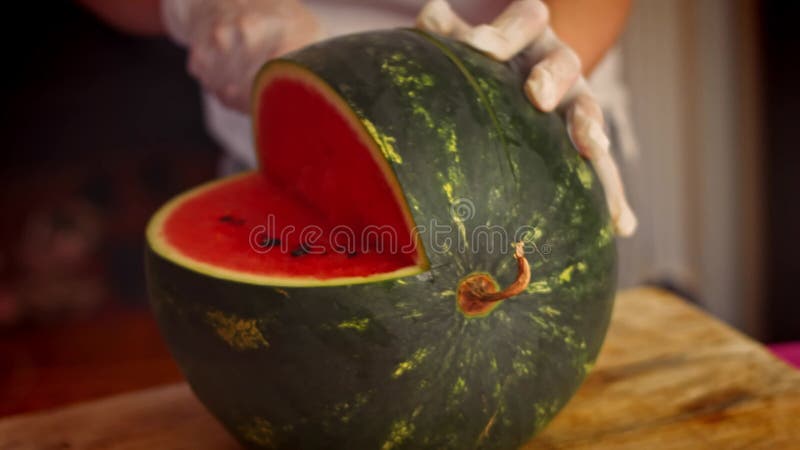 Ich schneide die Wassermelone. Ich mache Wassermelone in Form eines Korbes 4k Video stock video