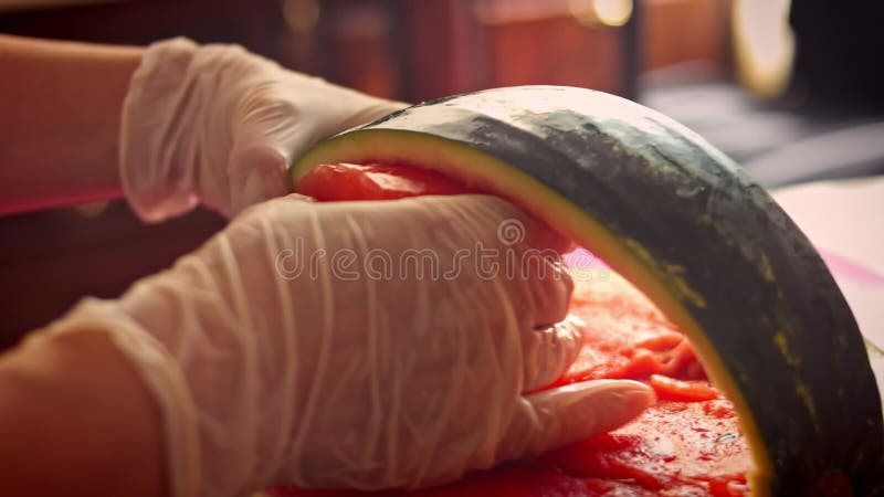 Ich schneide die Wassermelone. Ich mache Wassermelone in Form eines Korbes 4k Video stock video