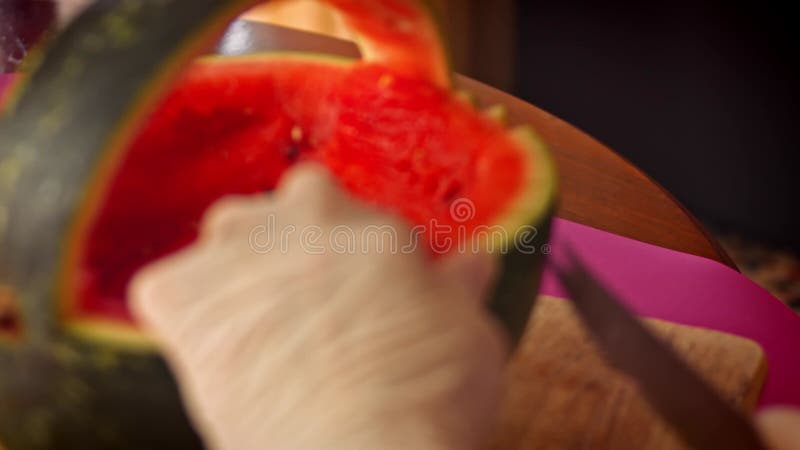 Ich schneide die Wassermelone. Ich mache Wassermelone in Form eines Korbes 4k Video stock footage