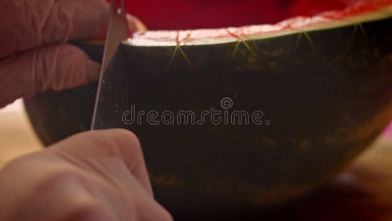 Ich schneide die Wassermelone. Ich mache Wassermelone in Form eines Korbes 4k Video stock video footage