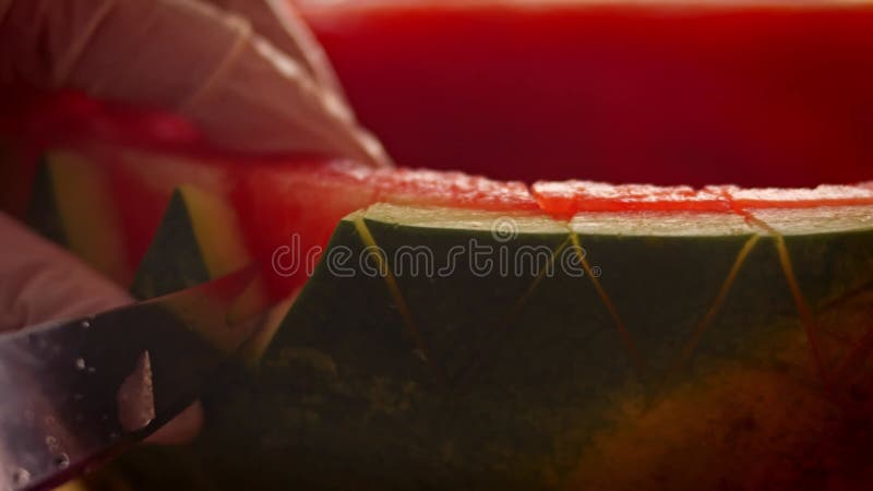 Ich schneide die Wassermelone. Ich mache Wassermelone in Form eines Korbes 4k Video stock video footage