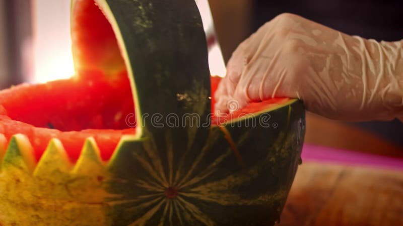 Ich schneide die Wassermelone. Ich mache Wassermelone in Form eines Korbes 4k Video stock footage