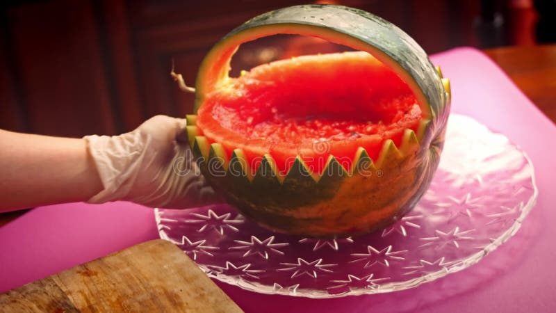 Ich schneide die Wassermelone. Ich mache Wassermelone in Form eines Korbes 4k Video stock video footage