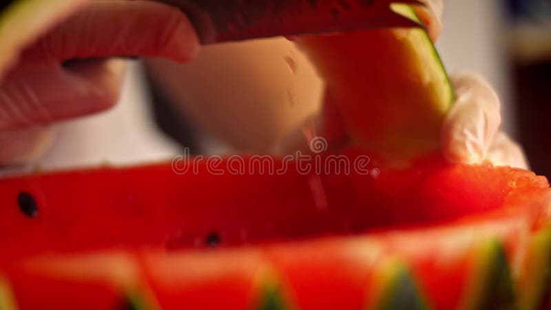 Ich schneide die Wassermelone. Ich mache Wassermelone in Form eines Korbes 4k Video stock footage
