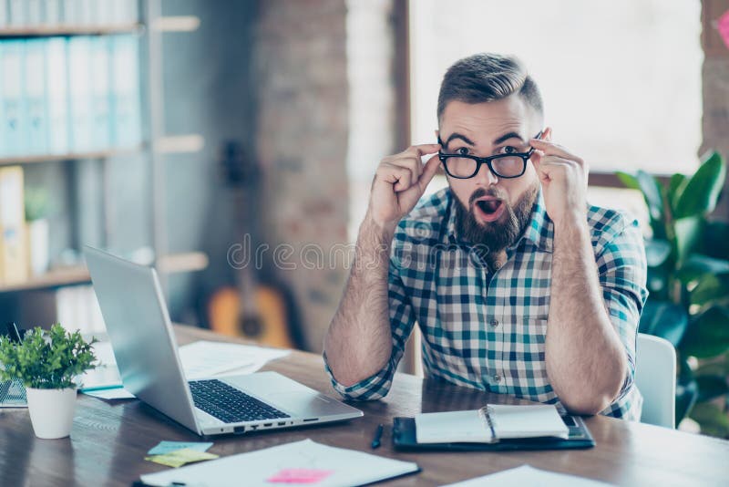Ich werde entsetzt! Omg! Porträt des hübschen überraschten überraschten Hippies stockfoto Ich werde entsetzt! Omg! Porträt des hübschen überraschten überraschten Hippies stockfoto