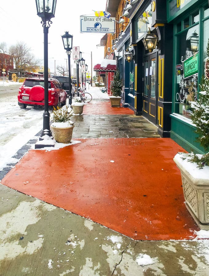 Iconic Cherry Street med fred av meningsbokhandeln på snöig dag i Tulsa Oklahoma USA ‎December ‎5 ‎2013 arkivfoto Iconic Cherry Street med fred av meningsbokhandeln på snöig dag i Tulsa Oklahoma USA ‎December ‎5 ‎2013 arkivfoto