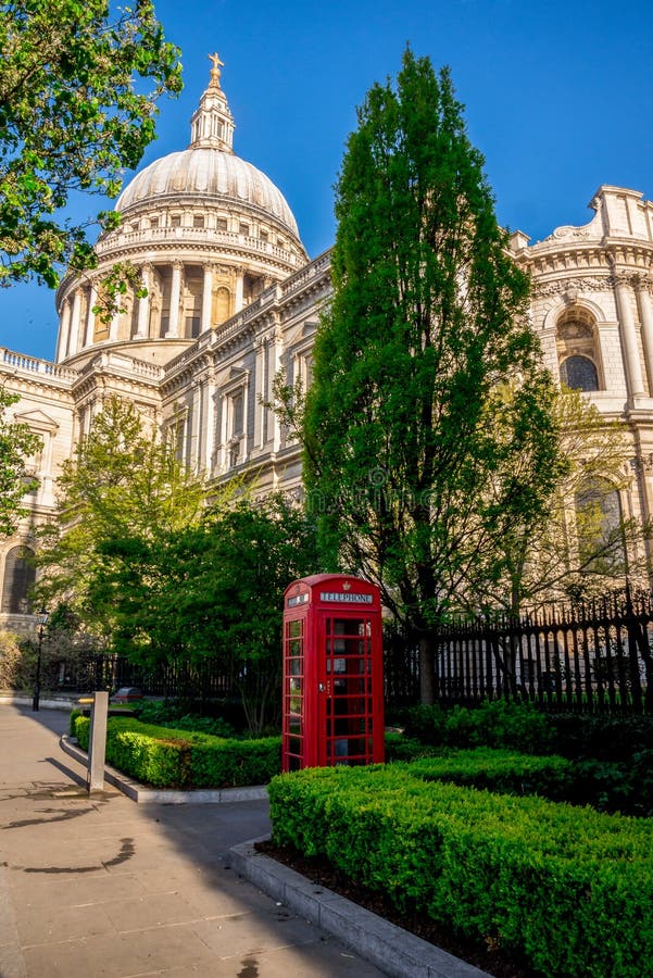 Iconische Rode Telefooncel in St Paul ` s Kathedraalkerkhof in centraal Londen royalty-vrije stock fotografie Iconische Rode Telefooncel in St Paul ` s Kathedraalkerkhof in centraal Londen royalty-vrije stock fotografie