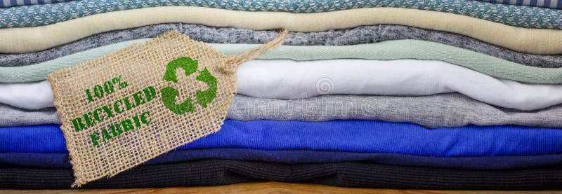 Icono de reciclar ropa en etiqueta de tela con texto 100% reciclado encabezado del cartel