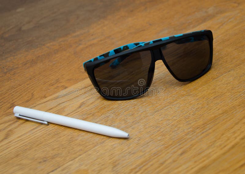 Icono moderno de gafas aislado en la ilustración de fondo blanco de los espectáculos de elegancia en marco negro, anteojos con l fotos de archivo libres de regalías Icono moderno de gafas aislado en la ilustración de fondo blanco de los espectáculos de elegancia en marco negro, anteojos con l fotos de archivo libres de regalías