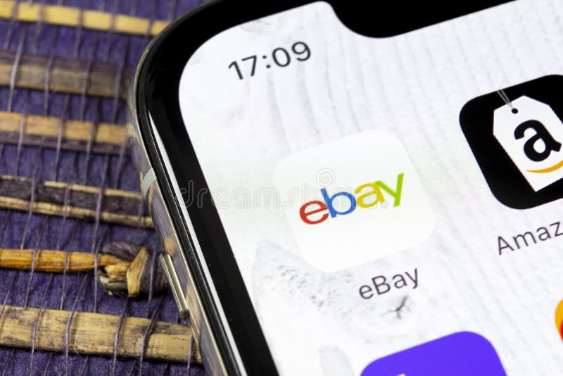Icône d'application d'eBay sur le plan rapproché d'écran de l'iPhone X d'Apple icône d'eBay APP eBay COM est les plus grands site images stock