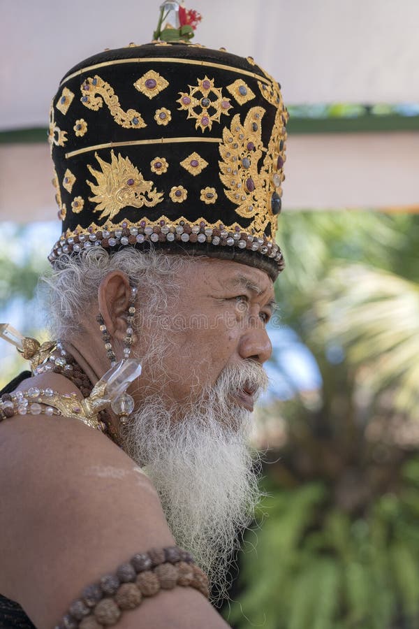 Ida Pedanda Gede Made Gunung een Hindoese hoge priester, gedragingen godsdienstig gebed tijdens bood crematieceremonie op central royalty-vrije stock afbeeldingen Ida Pedanda Gede Made Gunung een Hindoese hoge priester, gedragingen godsdienstig gebed tijdens bood crematieceremonie op central royalty-vrije stock afbeeldingen