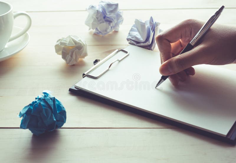 Idea aspettante della mano umana con il taccuino e la carta sgualcita immagine stock libera da diritti Idea aspettante della mano umana con il taccuino e la carta sgualcita immagine stock libera da diritti