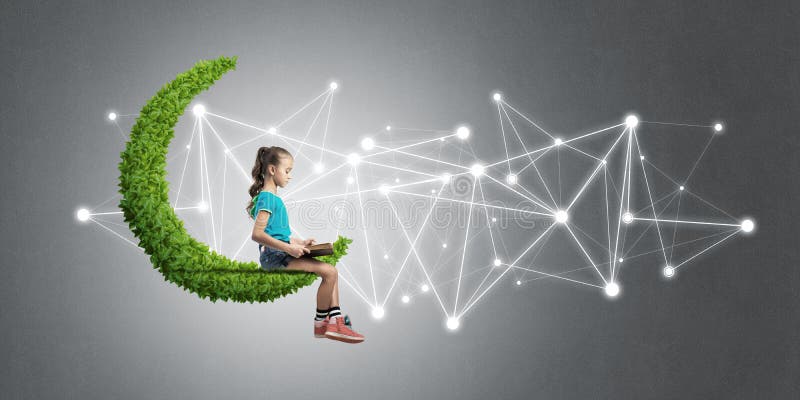 Idea della comunicazione di Internet dei bambini o online di gioco e di istruzione elettronica illustrazione di stock Idea della comunicazione di Internet dei bambini o online di gioco e di istruzione elettronica illustrazione di stock