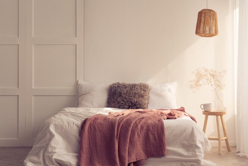 Idea di progettazione della camera da letto con letto a due piazze con la coperta rosa, foto reale fotografia stock Idea di progettazione della camera da letto con letto a due piazze con la coperta rosa, foto reale fotografia stock