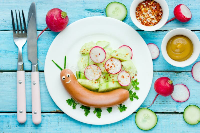Idea divertente per i bambini - lumaca sveglia dell'alimento dalla salsiccia con le verdure