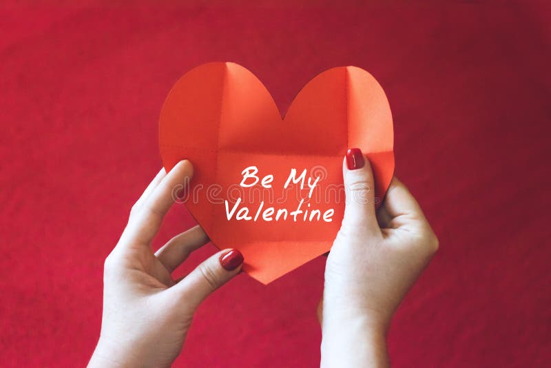 Ideas de la tarjeta de día de San Valentín Tarjeta de felicitación en manos para mujer La mano femenina con la tarjeta de la form imagenes de archivo Ideas de la tarjeta de día de San Valentín Tarjeta de felicitación en manos para mujer La mano femenina con la tarjeta de la form imagenes de archivo