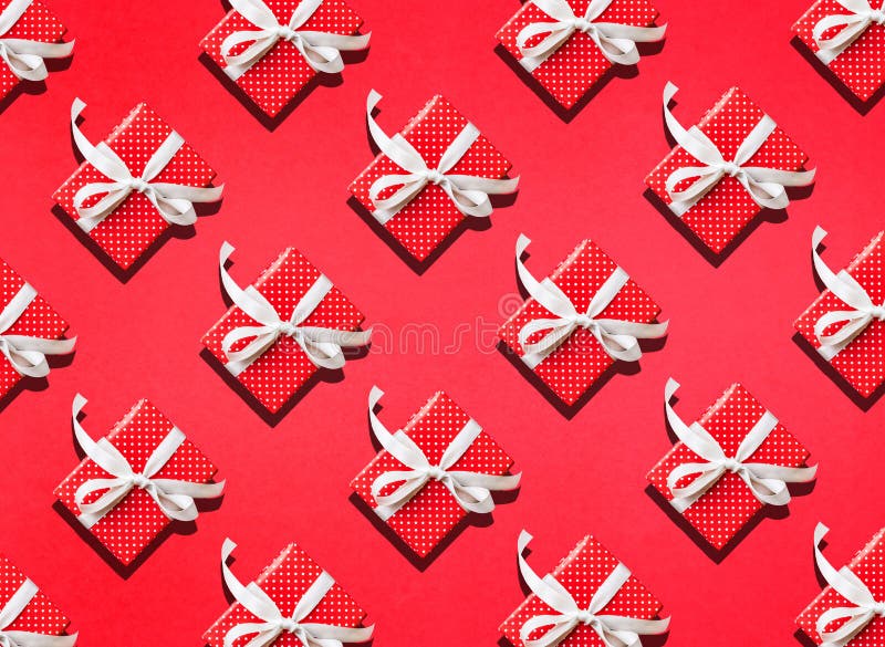 Ideas de los conceptos de los fondos del aniversario de la celebración con el presente de la caja de regalo en color rojo del mod fotos de archivo libres de regalías Ideas de los conceptos de los fondos del aniversario de la celebración con el presente de la caja de regalo en color rojo del mod fotos de archivo libres de regalías