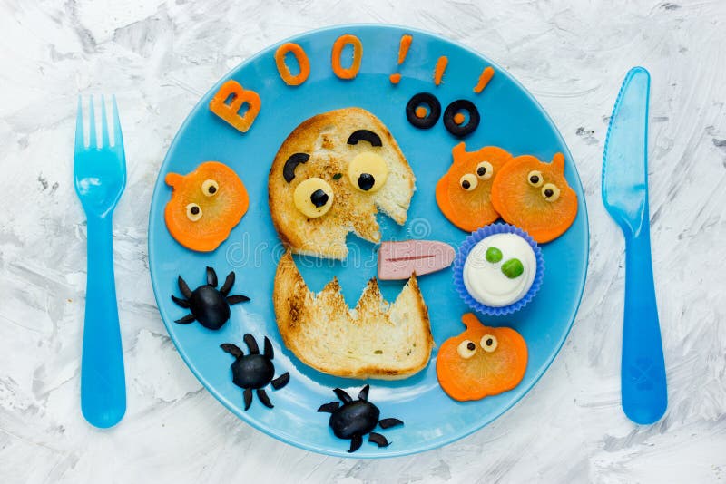Ideas del partido de Halloween para los niños - tostada del monstruo con la calabaza, oli fotos de archivo Ideas del partido de Halloween para los niños - tostada del monstruo con la calabaza, oli fotos de archivo