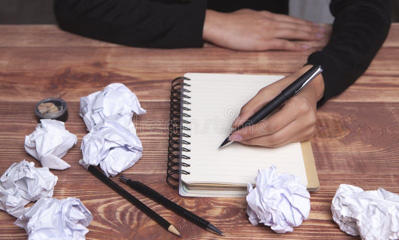 Ideas e inspiración de papel de las manos imágenes de archivo libres de regalías Ideas e inspiración de papel de las manos imágenes de archivo libres de regalías